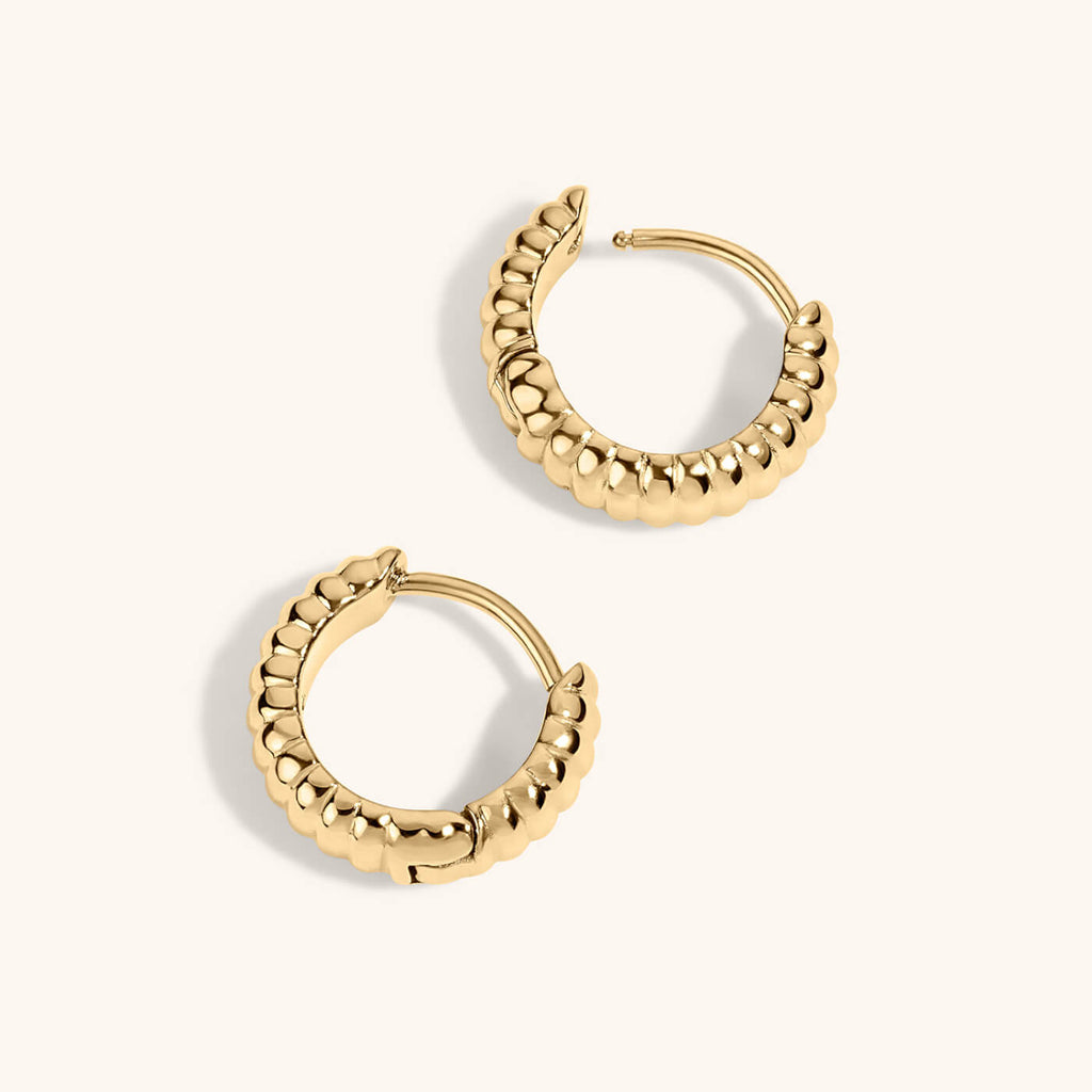 Plisse Huggie Hoops, 13mm