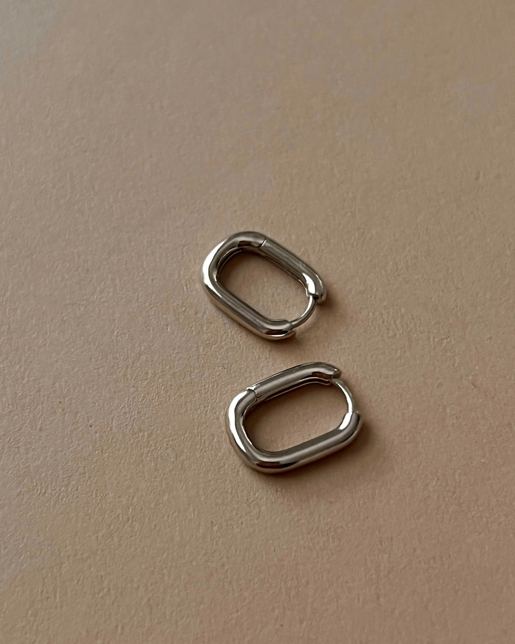 Chain Link Huggies- Silver
